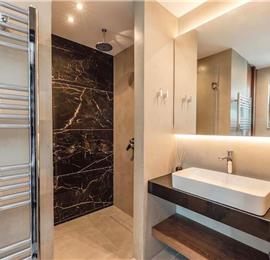 3 bedroom penthouse apartment with pool in Chania town, sleeps 6